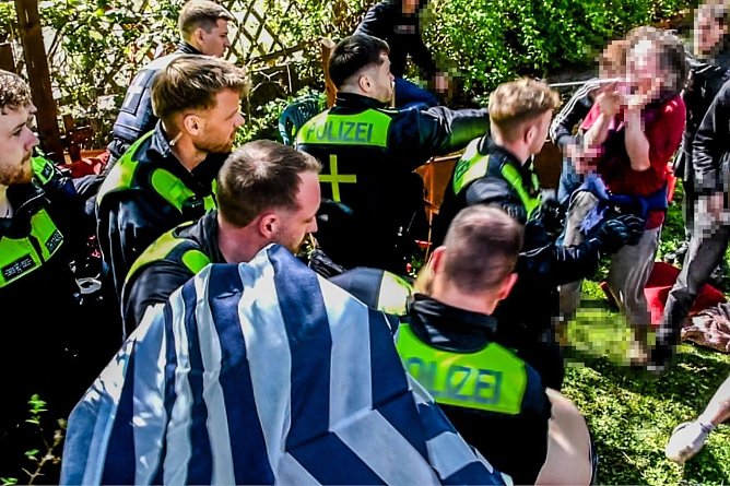 Polizeieinsatz vor dem Herder-Gymnasium (Foto: Green Island)