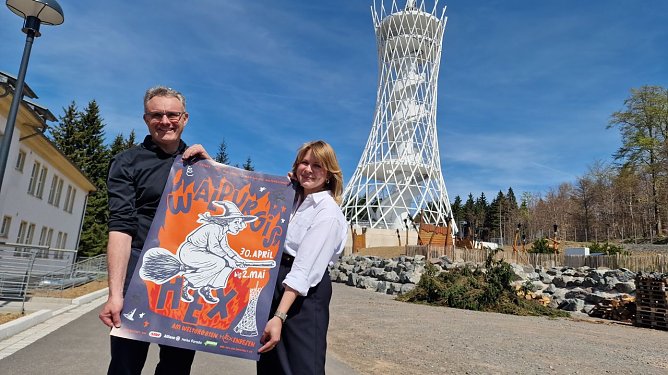 "Drei Tage, Zauber, Tanz und Pracht - rund um die Walpurgisnacht" - Gunnar Reuter und Veronika T&ouml;pfer freuen sich auf die erste Walpurgisfeier am Hexenbesen - das Holz f&uuml;r das gro&szlig;e Feuer am kommenden Donnerstag liegt schon bereit (Foto: agl)