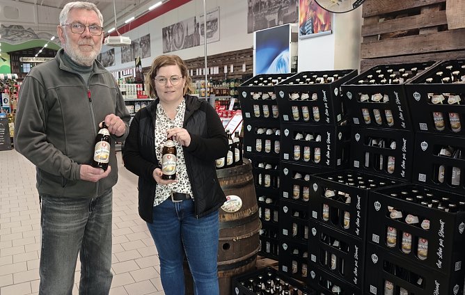 Carolin Arnold-Winsel und Axel Schumann pr&auml;sentieren das neue "Helle" (Foto: nnz)