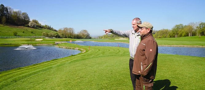 Andreas Meyer im Gespr&auml;ch mit Chef-Green-Keeper Dominik H&ouml;fig.  (Foto: Susanne Schedwill)