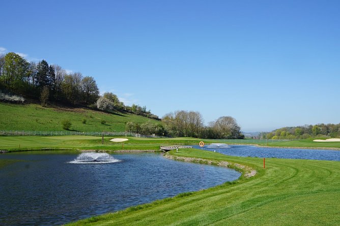 Die zwei neu angelegten Teiche auf dem Golfplatz in Neustadt.  (Foto: Susanne Schedwill)
