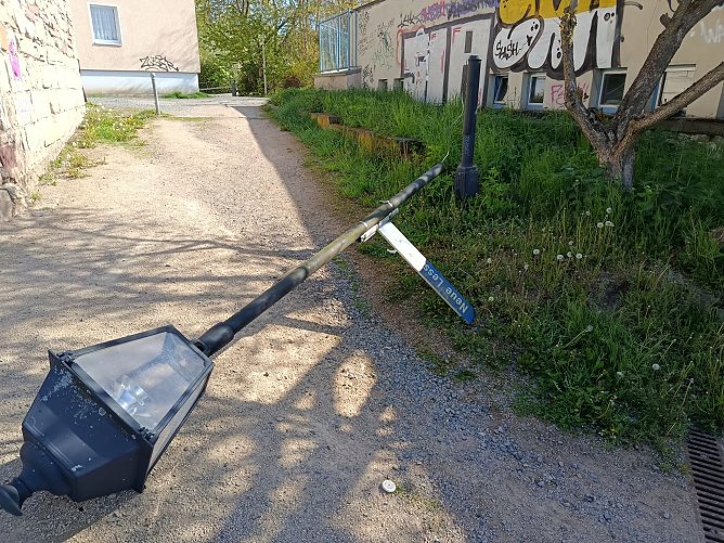 Die Laterne wurde einfach abgebrochen.  (Foto: Robert Haake)