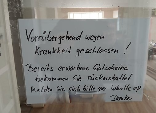 Der besagte Zettel an der T&uuml;r in der Bahnhofstra&szlig;e, (Anm. d. Red.: die Telefonnummer wurde durch die Redaktion unkenntlich gemacht) (Foto: privat)