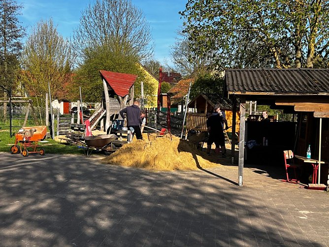Die Eltern schaufelten jede Menge Sand um.  (Foto: Beanke Agert Niemand)