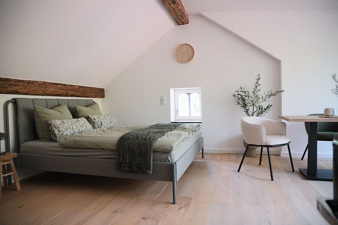 Unterm Dach ist eine kleine Ferienwohnung entstanden. (Foto: ssc)