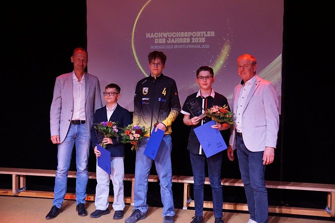 Die drei besten Nachwuchssportler und die Paten, Sven D&ouml;rmann und Steffen Loup von der WBG S&uuml;dharz. (Foto: ssc)
