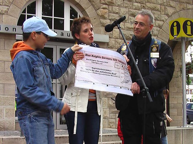 &Uuml;bergabe Scheck (Foto: nnz)