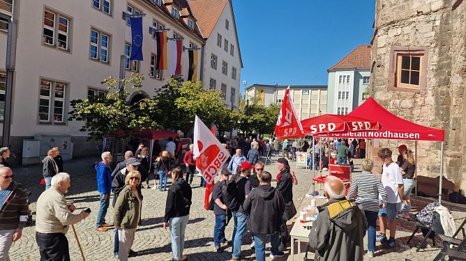 Rote Fahnen, streitbare Reden - auf dem Rathausplatz kam man heute zum 1. Mai zusammen (Foto: agl)