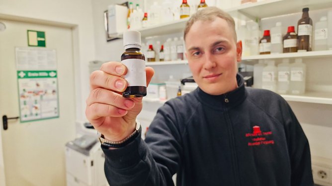 Apotheker Alexander Freyberg arbeitet mit Cannabis-Pr&auml;paraten (Foto: agl)