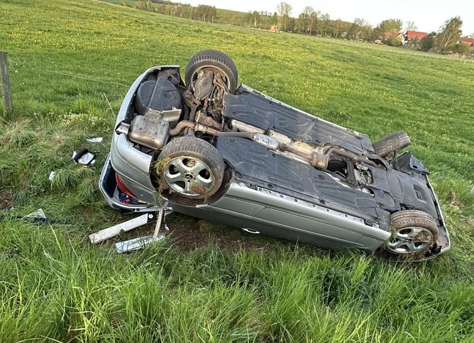 Unfallfahrzeug bei Trebra (Foto: Feuerwehr Trebra/Silvio Dietzel) Unfallfahrzeug bei Trebra (Foto: Feuerwehr Trebra/Silvio Dietzel)