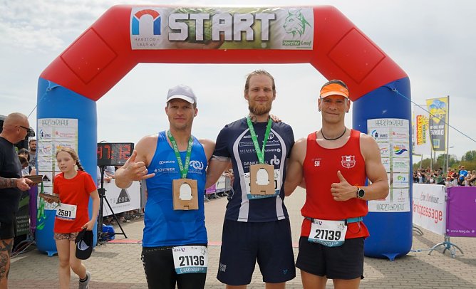 Bei den M&auml;nnern siegte Arwed Paul Meinert im Halbmarathon. Den zweiten Platz belegte der Lokalmatador Sebastian Hartmann, gefolgt von Dennis Morgenstern vom Triathlonverein Nordhausen. (Foto: ssc)