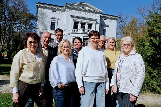 v.l. Manuela Fiedler-Hebestreit, Dirk Schimm, Hans Schubert, Kathrin Materlik, Pia Wienrich, Ariane Ruff, Matthias Bender, Diana Moraweck, Hannerlore Haase (Foto: F&ouml;rderverein Park Hohenrode)
