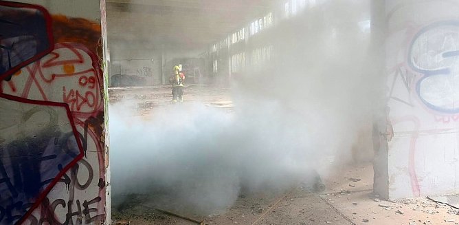 In dieser leerstehenden Halle auf einer Industriebrache in Nordhausen haben Kinder gez&uuml;ndelt. (Foto: Silvio Dietzel)