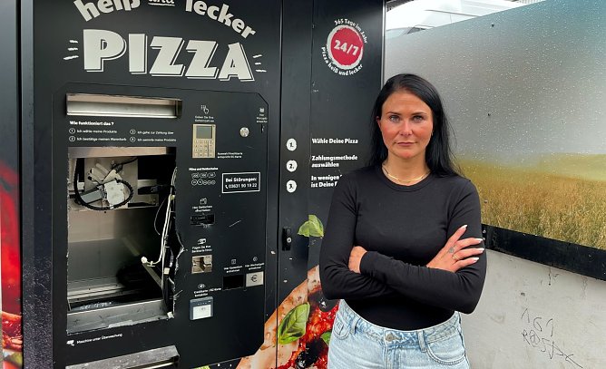 Theresa Stobbe neben dem zerst&ouml;rten Pizzaautomaten. (Foto: ssc)