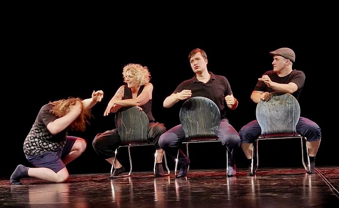 Im blauen Zelt l&auml;dt man am Wochenende zum freien Impro-Abend (Foto: Kunst & Konter Steffi B&ouml;ttcher)