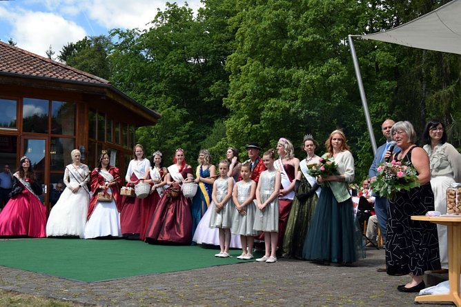 Die Hoheiten d&uuml;rfen beim Rhododendronfest in S&uuml;lzhayn nicht fehlen. (Foto: J. Lie&szlig;mann)