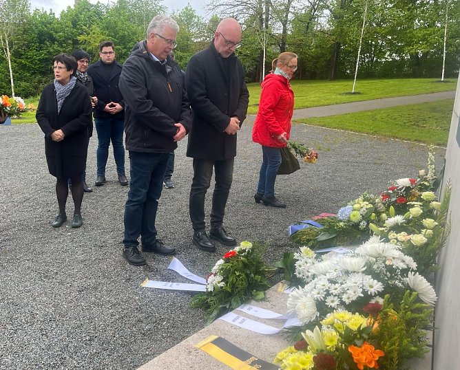 Die CDU legte heute auf dem Nordh&auml;user Ehrenfriedhof Blumen nieder. (Foto: CDU)