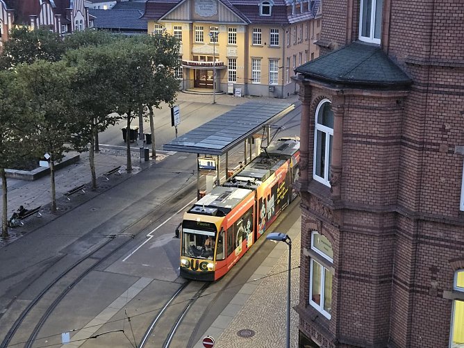 Die Stra&szlig;enbahnen verkehren w&auml;hrend des Festes normal.  (Foto: Franziska Bernsdorf)