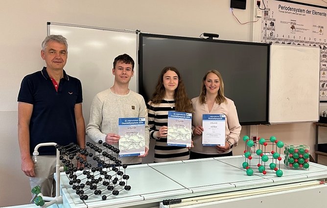 Mit gro&szlig;em Engagement und wissenschaftlicher Neugier haben Anna Heinemann (10b) undCalvin Moses (10b) an der Internationalen Chemieolympiade teilgenommen. (Foto: Elke Schreiber)