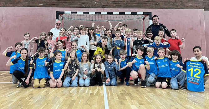 Trikot&uuml;bergabe an der Grundschule K&auml;the-Kollwitz (Foto: KSB)