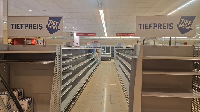 Viele Regale im Rewe in der Marktpassage sind bereits ausger&auml;umt, am Mittwoch &ouml;ffnet der Markt vorerst zum letzten Mal (Foto: agl)