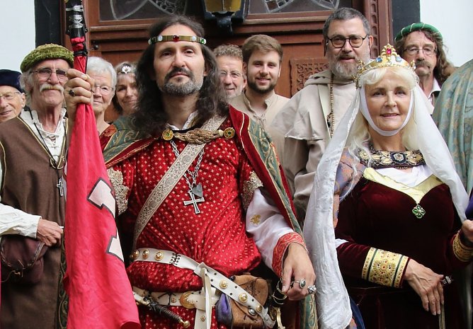 Otto I. (Alexander Moser) und K&ouml;niging Mathilde (Hannelore M&uuml;ller) nebst Hofstaat  (Foto: agl/nnz-Archiv)