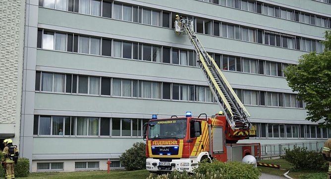 Die Drehleiter kam auch im zum Einsatz. Die &Uuml;bung wurde auf der R&uuml;ckseite des Klinikums durchgef&uuml;hrt.  (Foto: ssc)