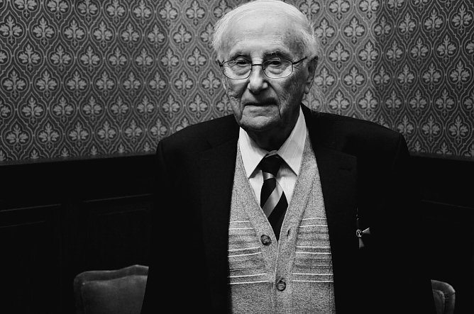 Albrecht Weinberg ist tot. Das Foto wurde 2017 bei der Verleihung des Bundesverdienstkreuzes aufgenommen. 2025 gab er es aus Protest an den Bundespr&auml;sidenten Frank-Walter Steinmeier zur&uuml;ck, nachdem die Union einen Bundestagsantrag zur Migrationspolitik mit Stimmen der AfD durchgebracht hatte (Foto: Badmanontour/wikipedia)