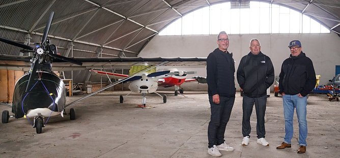 Steffen Grischinski, Steffen Zickenrott und Torsten Pietsch im Hangar, der bei schlechten Wetter zur Partyhalle werden soll. (Foto: Susanne Schedwill)
