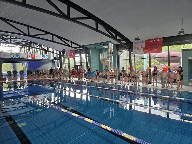 Die besten Schwimmer der dritten Klassen traten bei dem Wettstreit im Badehaus an. (Foto: Sven Roscher )