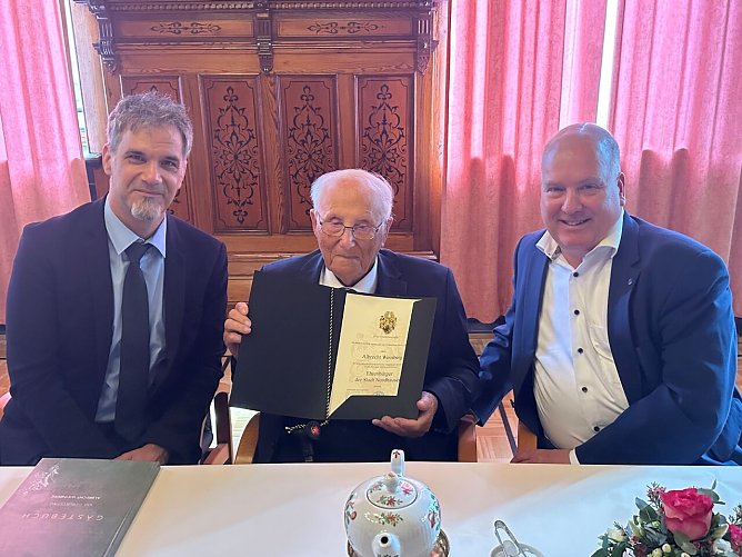Albrecht Weinberg wurde 2025 die Ehrenb&uuml;rgerschaft verliehen (Foto: Stadt Leer)