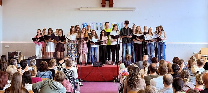 Der Sch&uuml;lerchor des Herder-Gymnasiums begeisterte das Pubklikum beim Fr&uuml;hlingskonzert. (Foto: Philipp Kugelmeier)