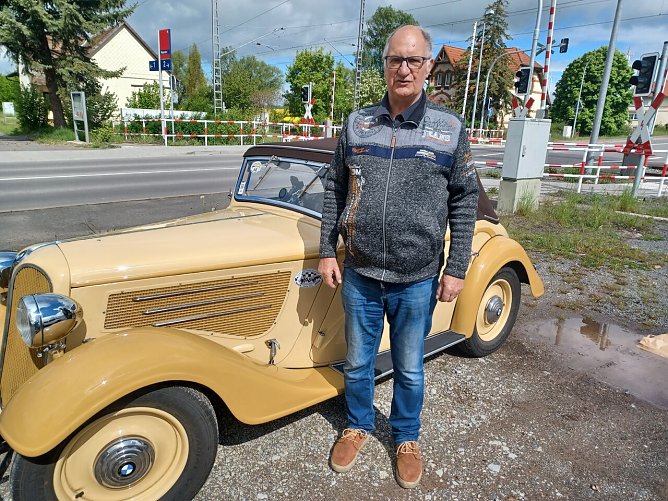 Joachim M&auml;der mit seinem BMW 319. (Foto: Hubert Rein)