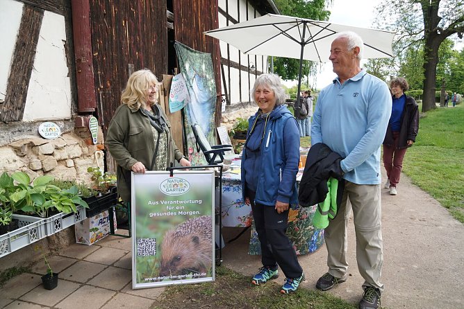 Petra Schollmeyer im Gespr&auml;ch mit Heike und Thomas Drescher aus Bleicherode, die ihren Garten seit vier Jahren naturnah umgestalten und sich Tipps holten. (Foto: ssc)