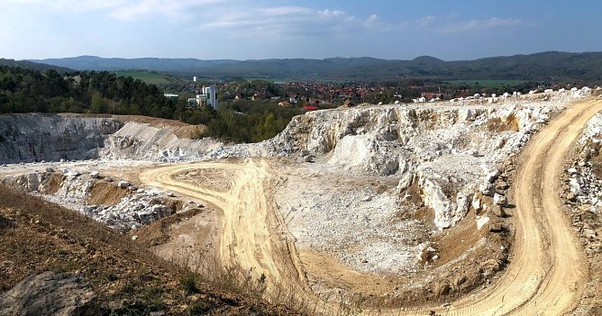 Der Kohnstein bei Niedersachswerfen ist einer der gr&ouml;&szlig;ten oberirdischen Gipstagebaue in der Region. Er wird nicht von Casea sondern der Kohnstein Bergwerks GmbH betrieben. Der Kohnstein gilt als ein Negativbeispiel, wie  der oberirdische Abbau des Rohstoffes die Natur ver&auml;ndert. (Foto: ssc)
