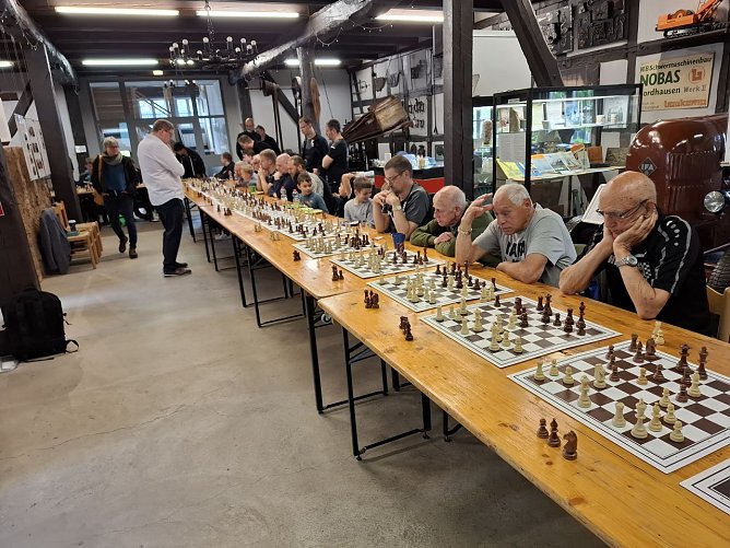 Das Jubil&auml;um des Nordh&auml;user Schachclubs 1951 nutzten die Mitglieder nat&uuml;rlich f&uuml;r eins: zum Schachspielen. (Foto: Torsten Schrader)