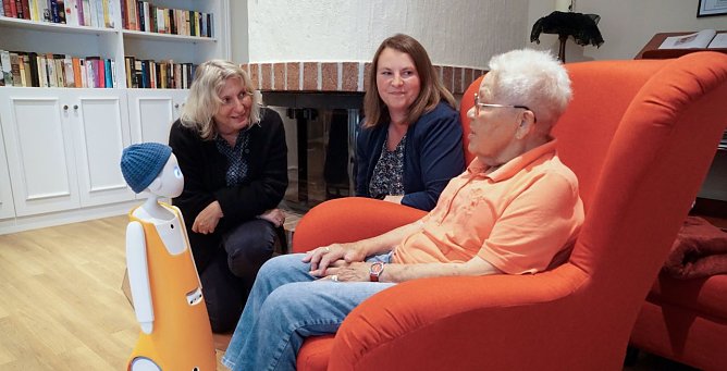 Kerstin J&uuml;hlich und Sophia Westphal (v.l.nr.) im Gespr&auml;ch mit Helga Wolf und Navel.  (Foto: ssc)
