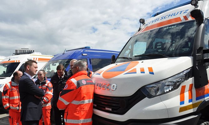 Gregosz im Gespr&auml;ch mit Rettungssanit&auml;tern (Foto: nnz)