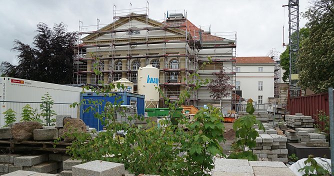 Das Haupthaus des Nordh&auml;user Theaters ist noch offensichtlich Baustelle. Vor September 2027 werden hier keine G&auml;ste empfangen. (Foto: ssc)