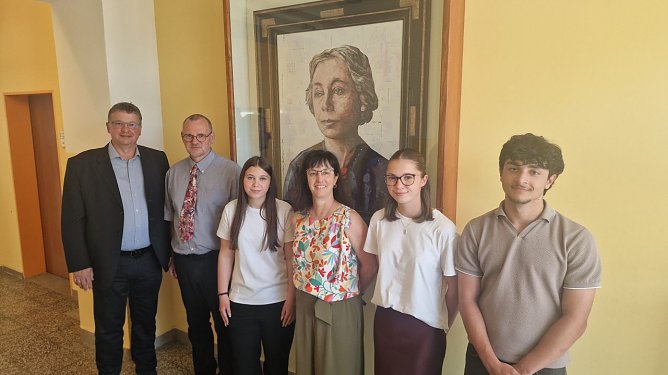 Sparkassenvorstand Thomas Seeber, die Schulleiter Karsten Spie&szlig; und Sabine Schreiber sowie die Sch&uuml;lersprecher Konstantina, Lea und Milad vor dem K&auml;the Kollwitz Portr&auml;t (Foto: agl)