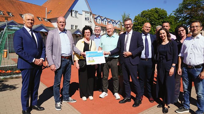 Bildungsminister Christian Tischner &uuml;berbrachte heute Landrat Matthias Jendricke eine F&ouml;rdermittelbescheid f&uuml;r den Neubau zweier Hortgeb&auml;ude in Ellrich und Heringen. (Foto: ssc)