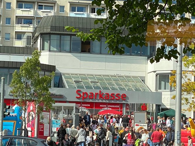 Das Knax-Kinderfest findet vor der Sparkasse in Nordhausen statt. (Foto: Vera Angelstein) Das Knax-Kinderfest findet vor der Sparkasse in Nordhausen statt. (Foto: Vera Angelstein)