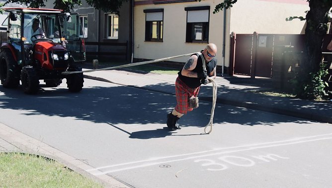 Die erste H&uuml;rde des "Are&eacute; Iron" - 30 Meter Traktor ziehen (Foto: agl)