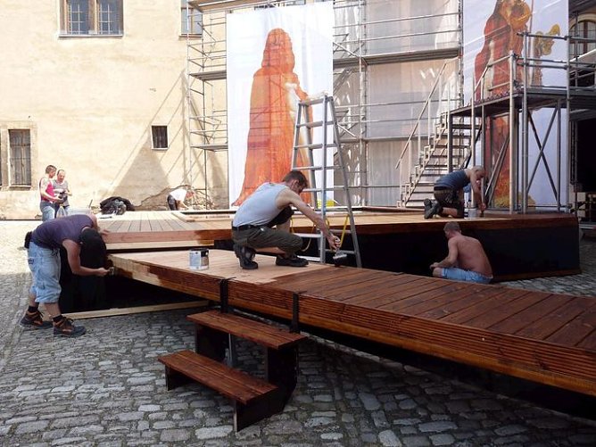 Schwitzen im Schlosshof (Foto: Theater Nordhausen) Schwitzen im Schlosshof (Foto: Theater Nordhausen)