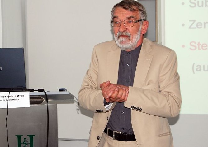 Beim Vortrag (Foto: Helios) Beim Vortrag (Foto: Helios)