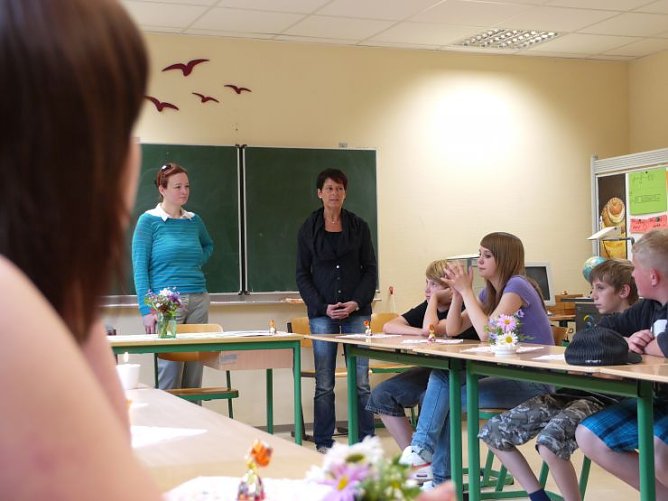 Frau Schneider und Bianca Henne eröffnen die kleine Zeremonie (Foto: Angelo Glashagel) Frau Schneider und Bianca Henne eröffnen die kleine Zeremonie (Foto: Angelo Glashagel)