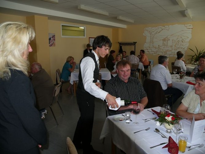Richtig Wein einschenken will ebenfalls gelernt sein (Foto: Angelo Glashagel) Richtig Wein einschenken will ebenfalls gelernt sein (Foto: Angelo Glashagel)