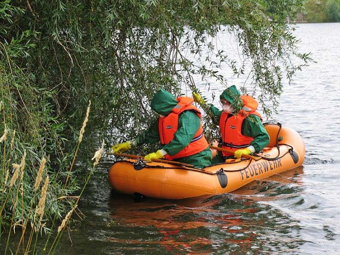 Berufsfeuerwehr kontrolliert (Foto: psv)