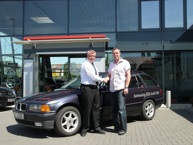 &Uuml;bergabe des Wagens (Foto: Angelo Glashagel)