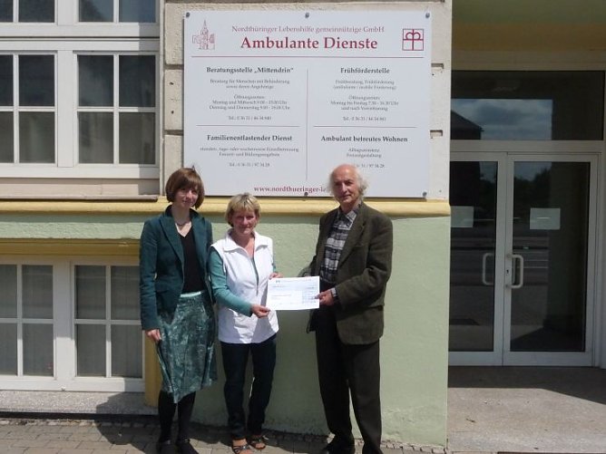 &Uuml;bergabe des Schecks (Foto: Angelo Glashagel)